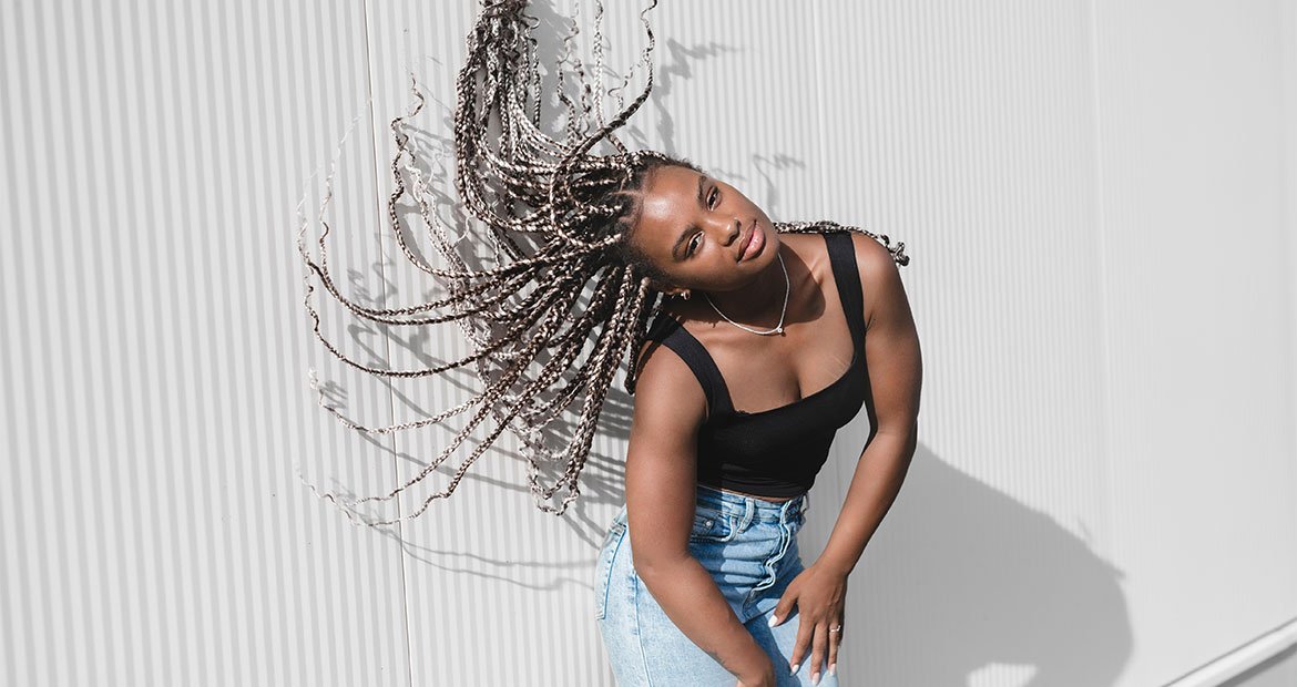 Mulher negra aproveita os benefícios das goddess braids